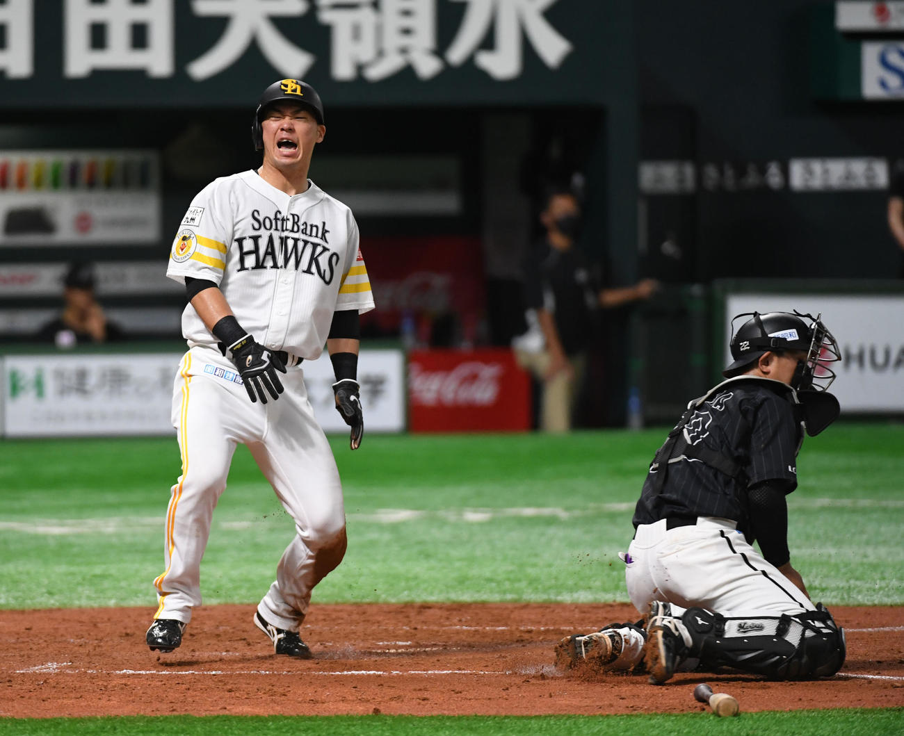 ソフトバンク対ロッテ　2回裏ソフトバンク2死二塁、松田宣の中前適時打で生還する二塁走者の長谷川、捕手田村（撮影・今浪浩三）