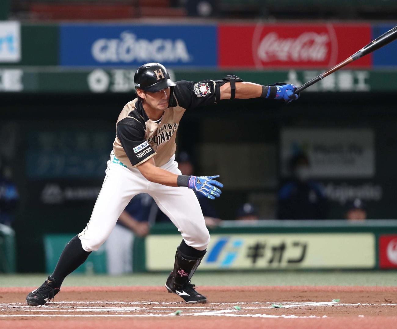 西武対日本ハム　6回表日本ハム無死二塁、二前に進塁打を放つ大田（撮影・黒川智章）