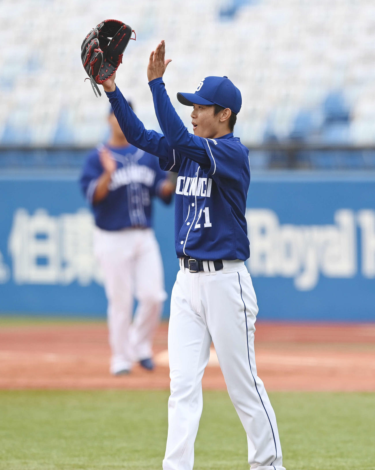 ヤクルト対中日　9回裏中日2死二塁、塩見の打球を左翼手武田が好捕し拍手する岡田（撮影・鈴木みどり）