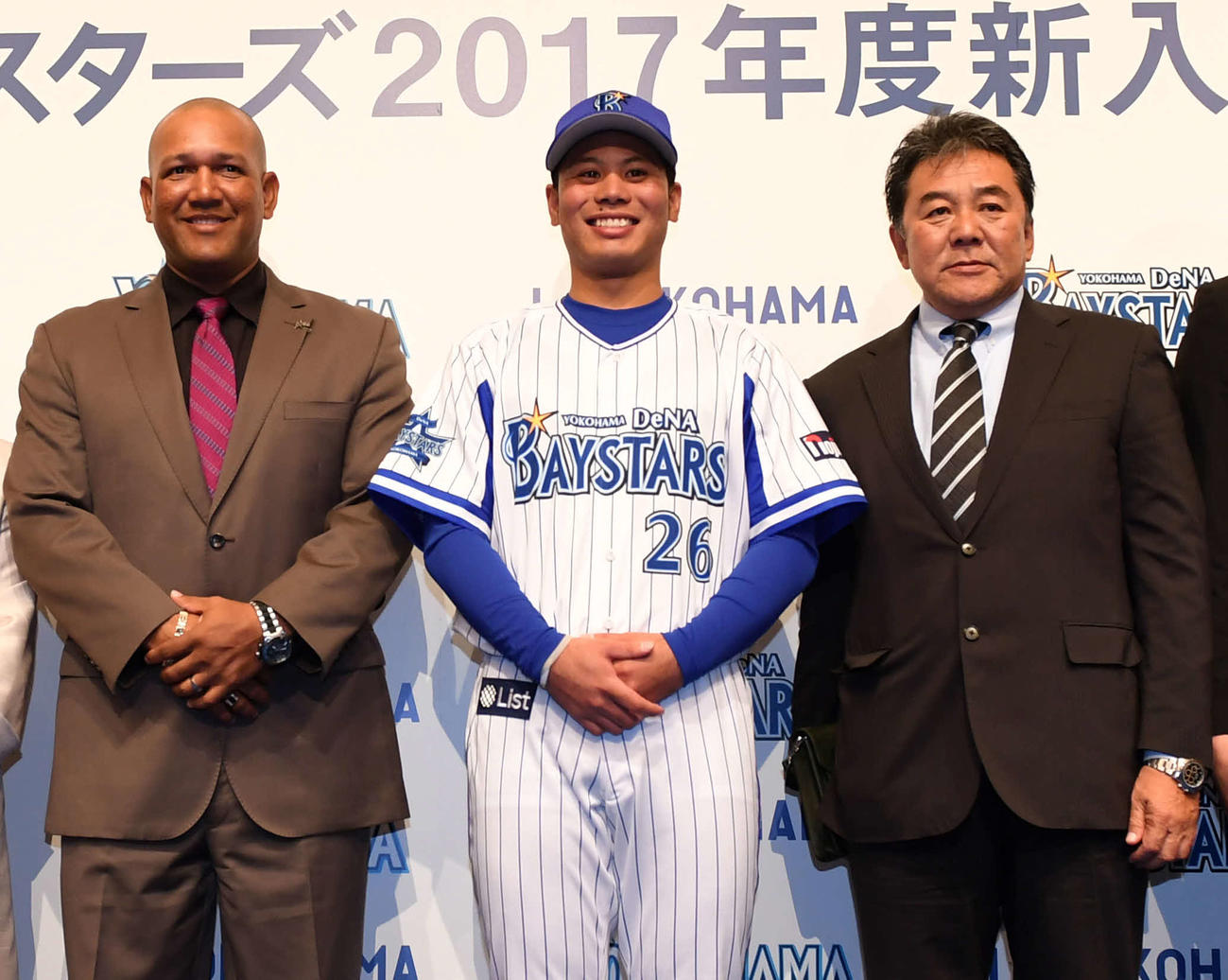 16年11月、新入団会見でラミレス監督（左）と記念撮影する浜口（中央）と父顕人さん