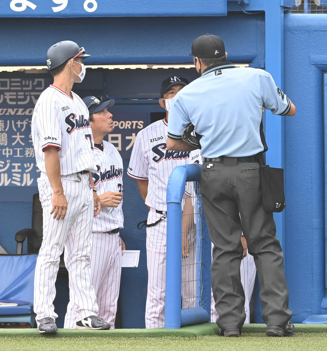 ヤクルト対中日　9回表開始前、審判と話す高津監督（左から2人目）（撮影・鈴木みどり）