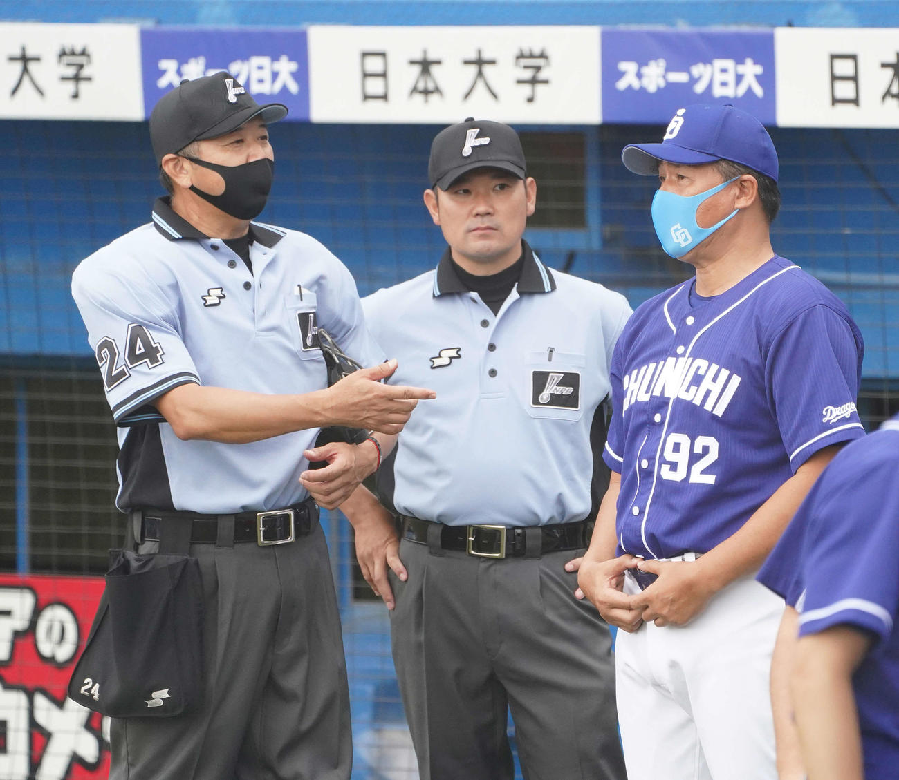 ヤクルト対中日　試合後審判と話す中日与田監督（右）（撮影・鈴木みどり）
