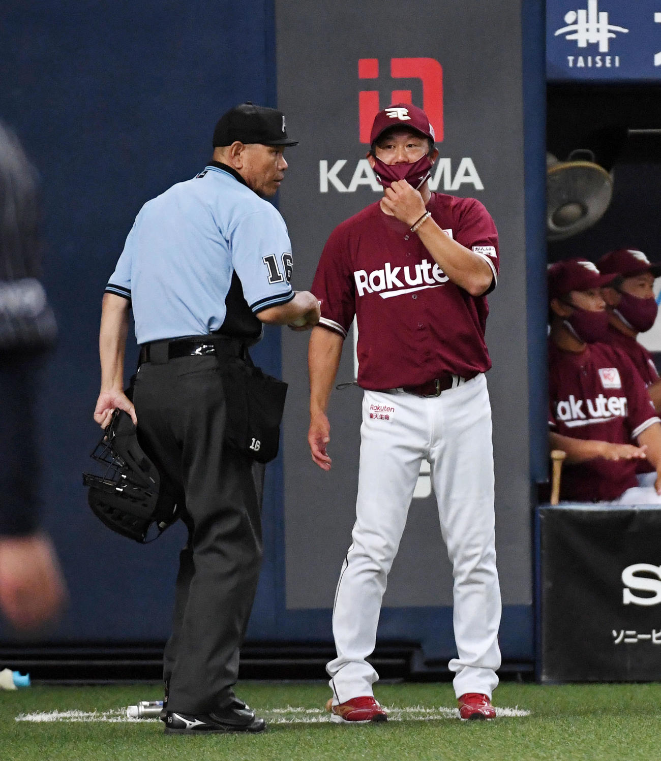 オリックス対楽天　6回、交代を告げる三木監督（撮影・前岡正明）