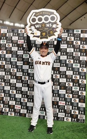 開幕戦で球団通算6000勝を達成した際に原監督が掲げた記念ボード（球団提供）