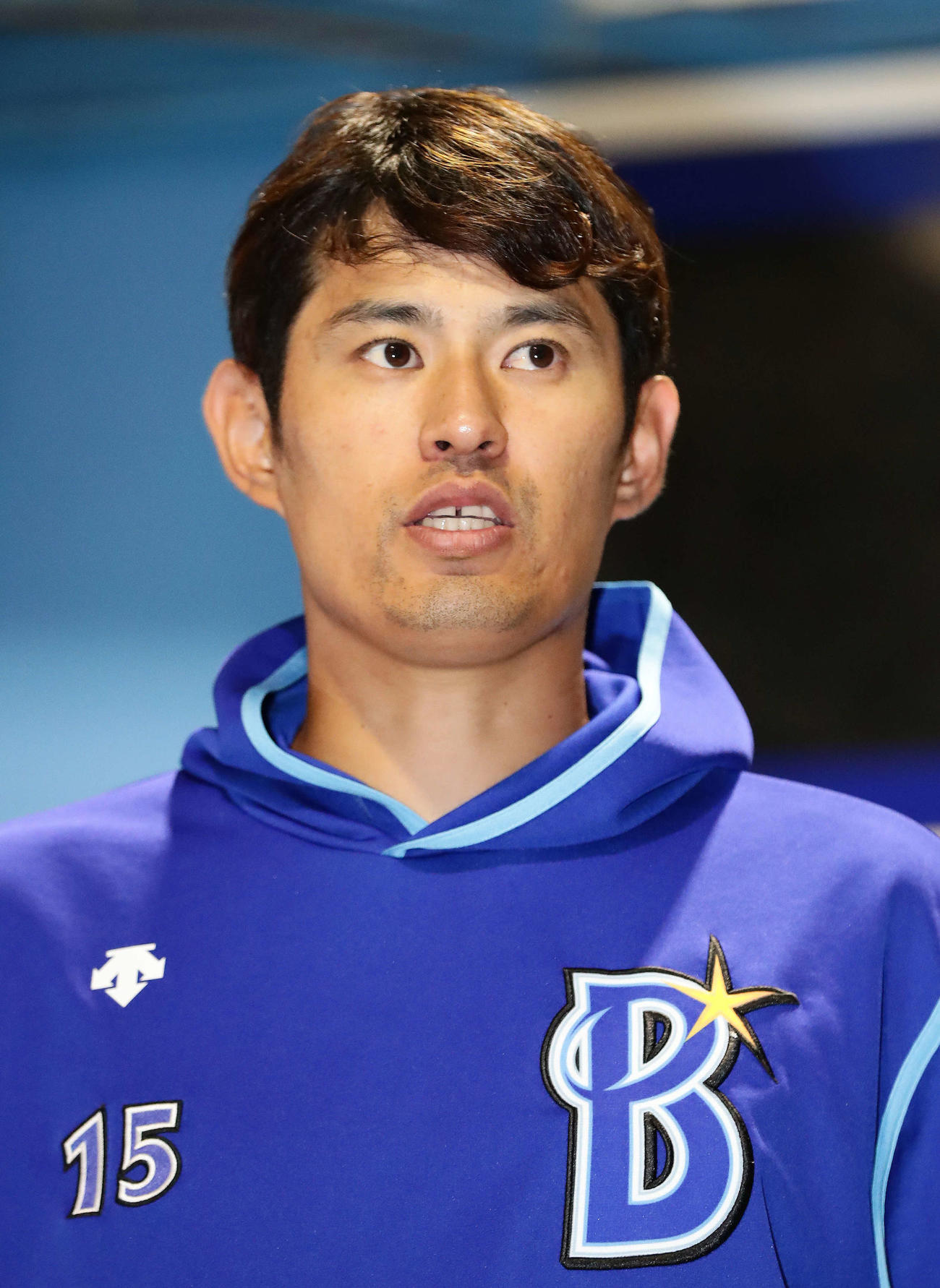 練習後、取材に応じるDeNA井納（撮影・丹羽敏通）