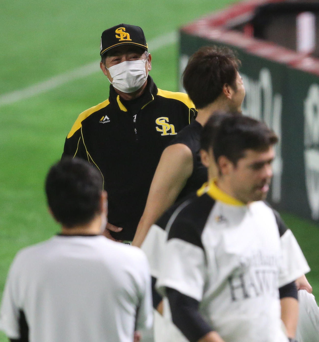 練習前、笑顔で二保に「おい、元気か！！」と声をかける工藤監督（撮影・梅根麻紀）