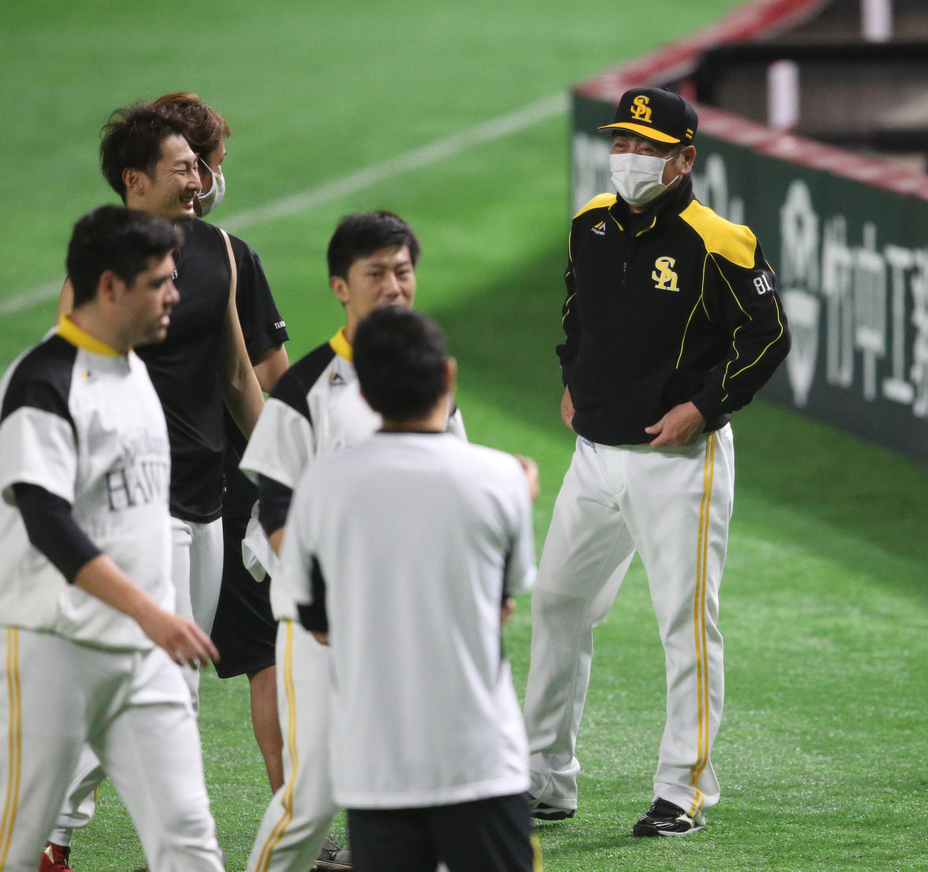 練習前、笑顔で二保旭に「おい、元気か！！」と声をかける工藤公康監督（撮影・梅根麻紀）