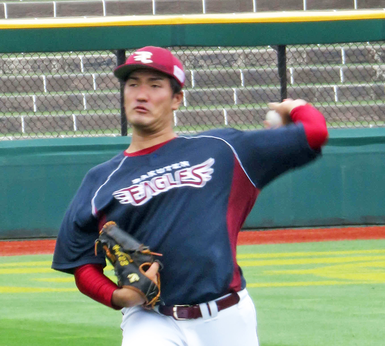 投手練習に参加しキャッチボールを行う楽天弓削（撮影・桑原幹久）
