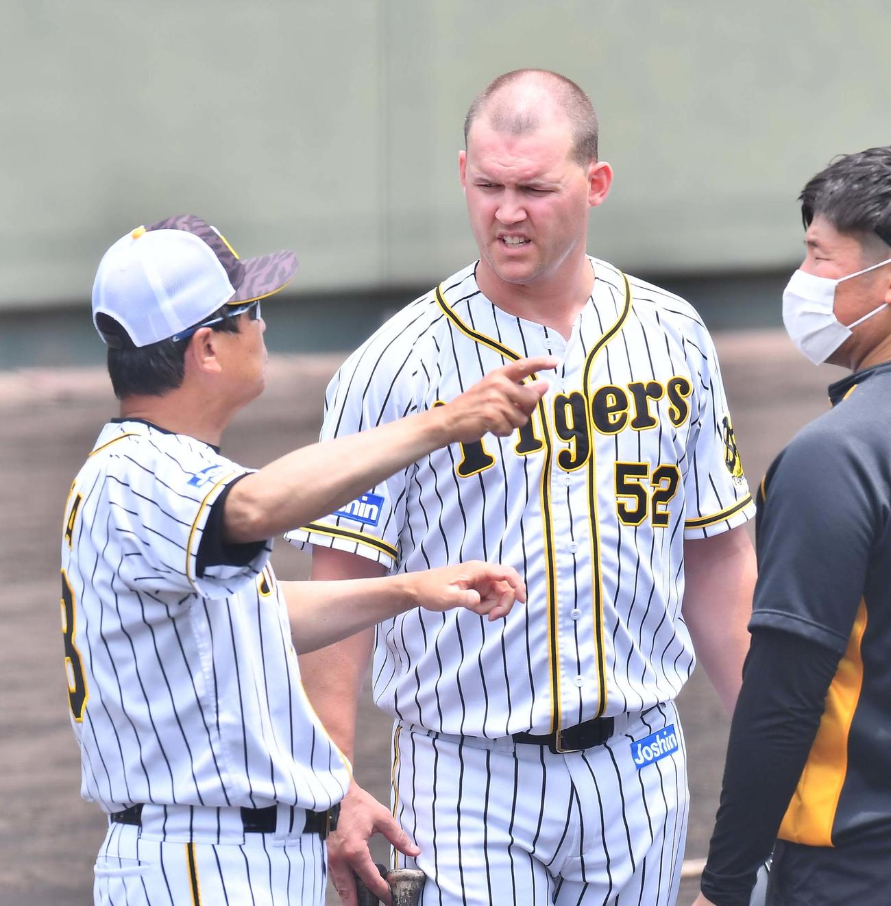 平田勝男2軍監督（左）と話すジェリー・サンズ（撮影・上田博志）