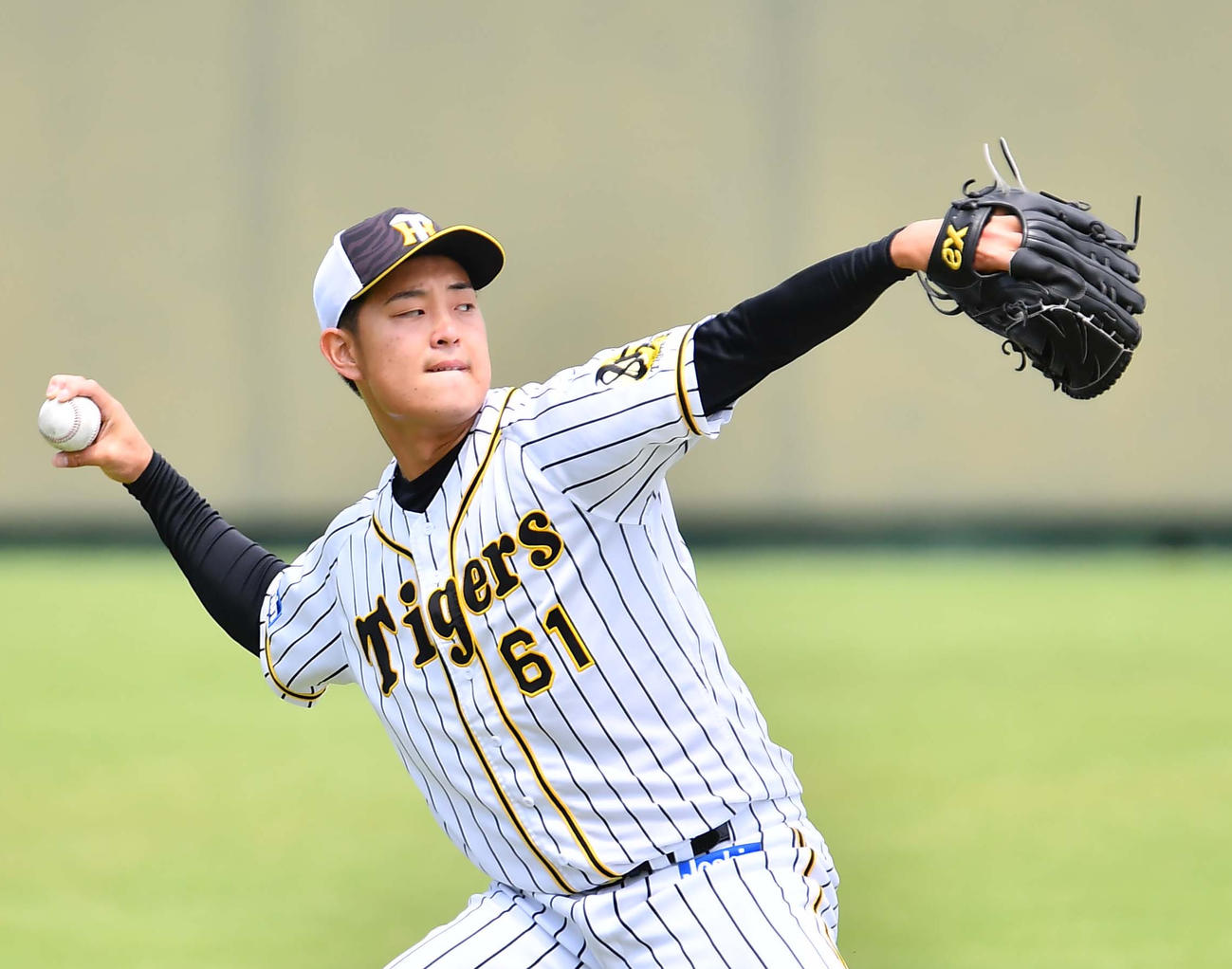 キャッチボールで調整する望月（撮影・上田博志）