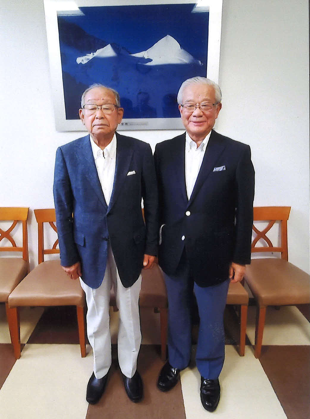 三井住友銀行元頭取・奥正之さん（右）と写真に収まる吉田義男氏