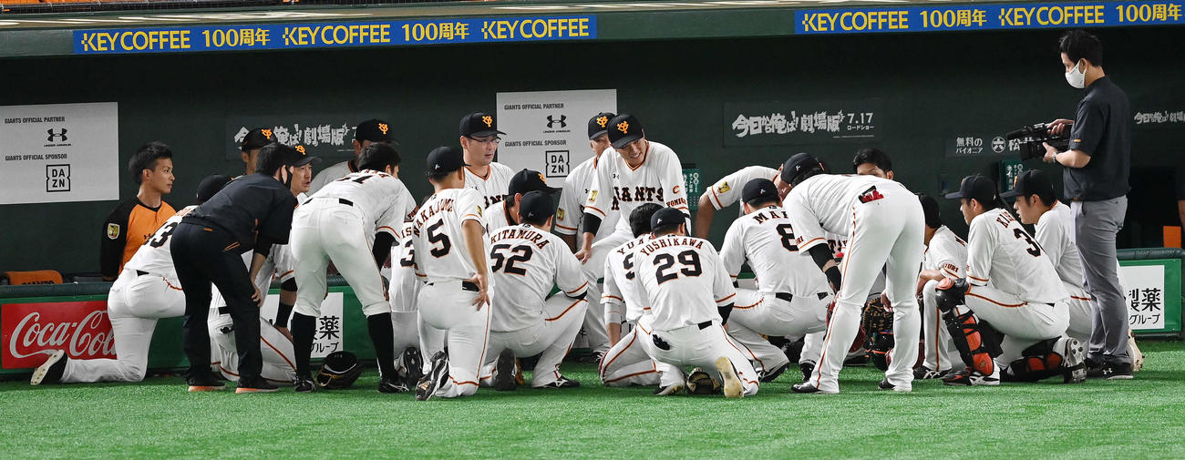 巨人対広島　試合前、円陣を組む巨人ナイン（撮影・鈴木みどり）
