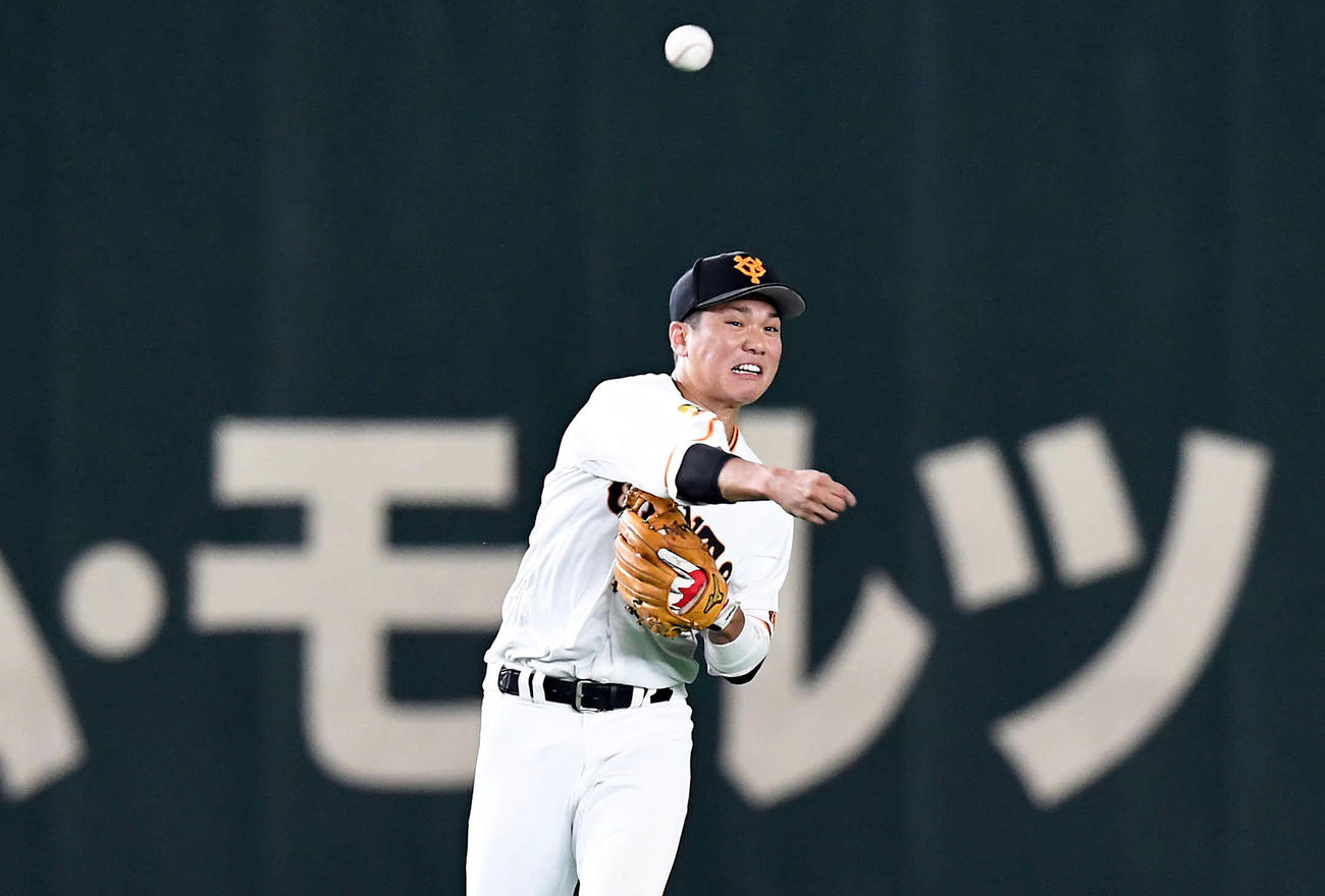 巨人対広島　4回表広島2死、鈴木誠也の遊ゴロをさばく坂本（撮影・たえ見朱実）