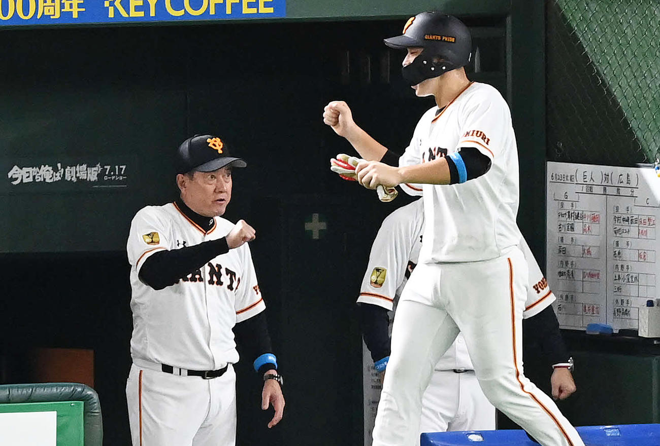 巨人対広島　5回裏巨人2死満塁、岡本の押し出し四球で生還した北村（右）を迎える原監督（撮影・鈴木みどり）