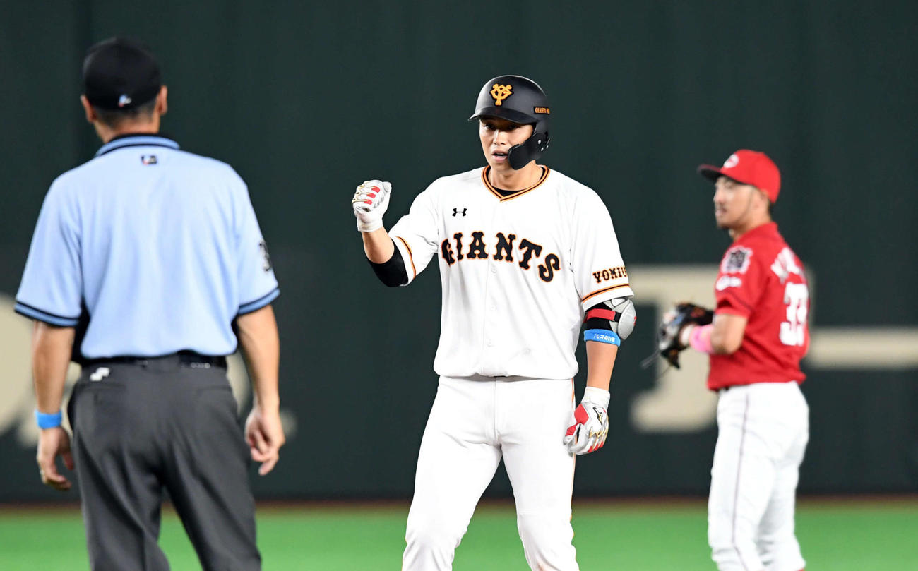 巨人対広島　5回裏巨人2死一塁、中越えに適時二塁打を放ちガッツポーズ決める北村（撮影・たえ見朱実）