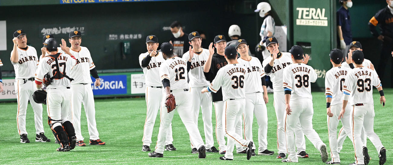巨人対広島　開幕4連勝でナインを出迎える巨人原監督（中央左）と戸郷（同右）（撮影・鈴木みどり）