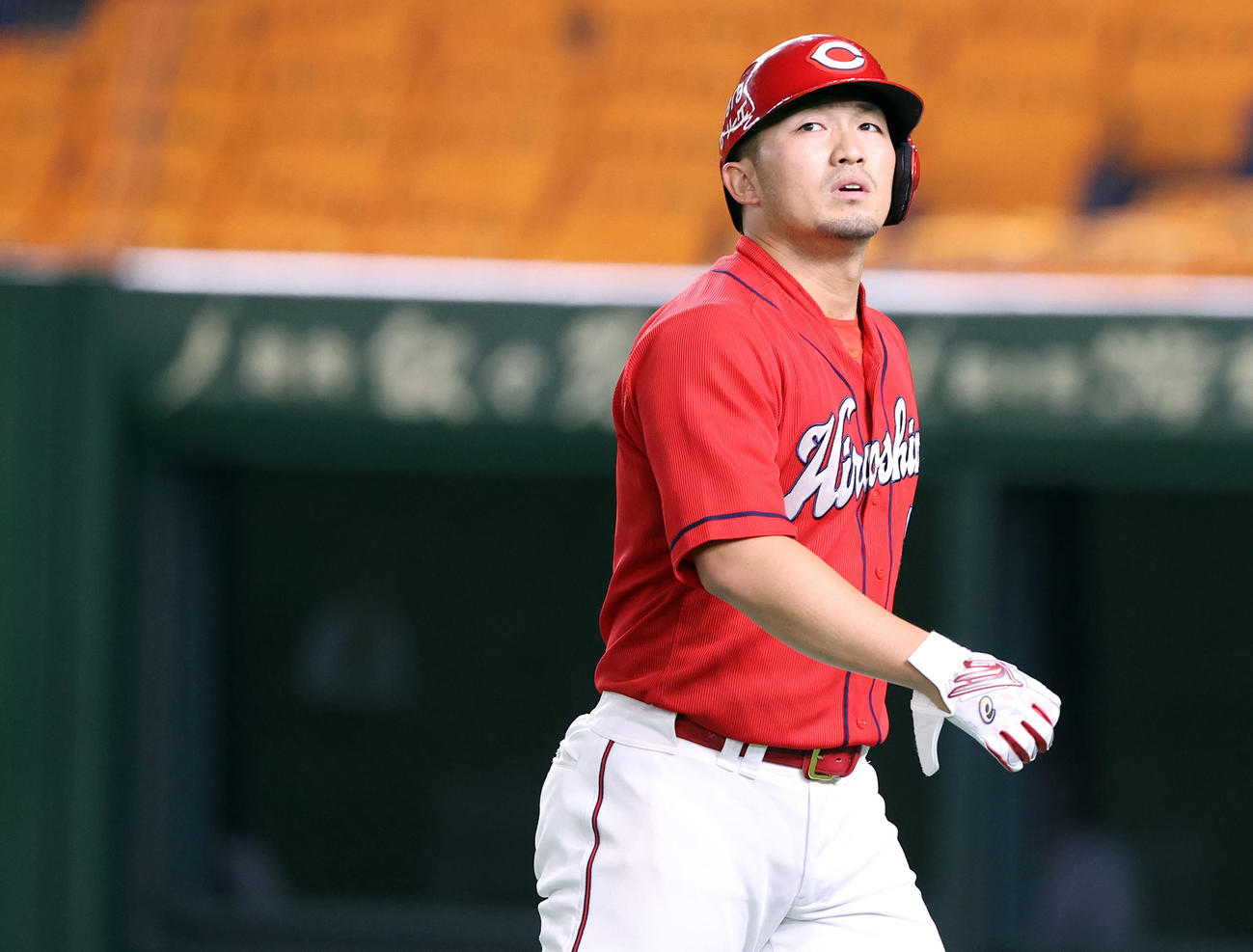 巨人対広島　9回表広島無死一塁、遊ゴロ併殺に倒れ厳しい表情で引き揚げる鈴木（撮影・垰建太）