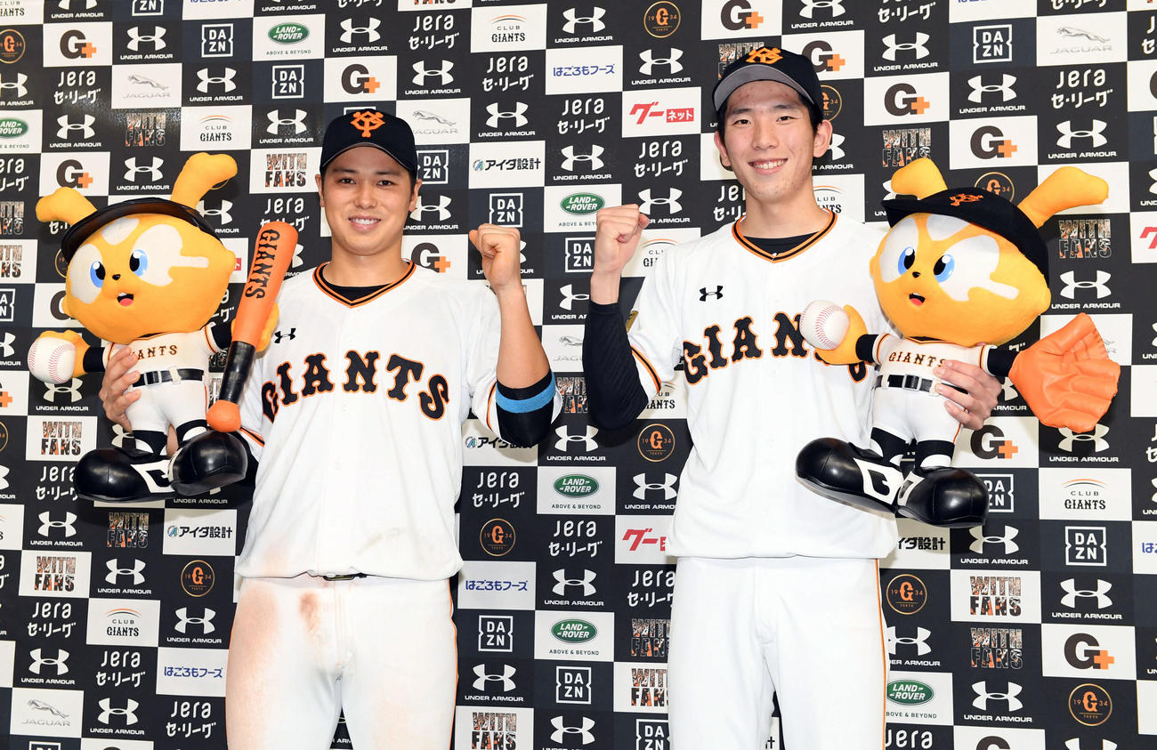 巨人対広島　ヒーローインタビューを終え笑顔を見せる巨人戸郷（右）と北村（撮影・たえ見朱実）