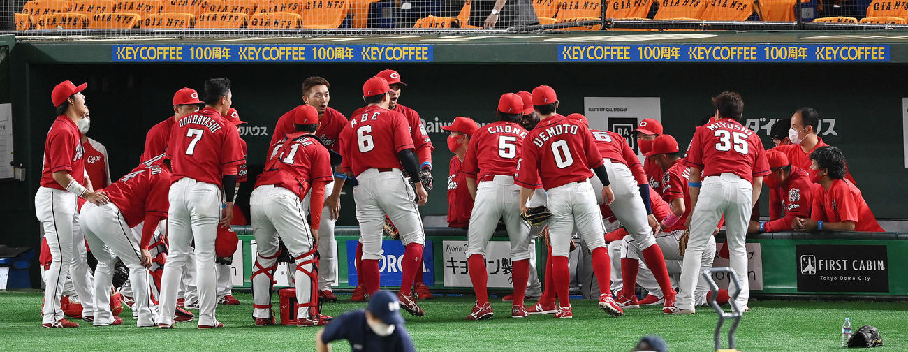 巨人対広島　試合前、円陣を組む広島ナイン（撮影・鈴木みどり）