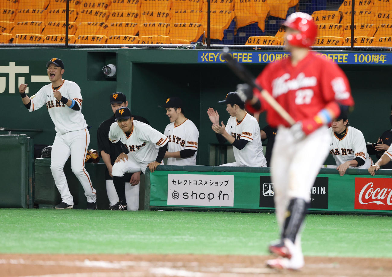 巨人対広島　9回表広島2死、会沢翼が三振に倒れ勝利し喜ぶ戸郷（左から5人目）らナイン（撮影・垰建太）