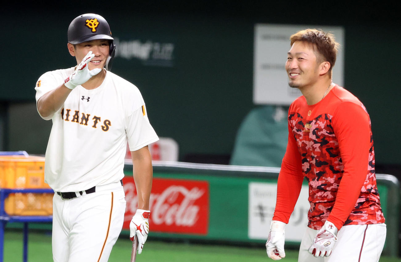 巨人対広島　試合前練習中、巨人坂本勇（左）と談笑する広島鈴木（撮影・垰建太）