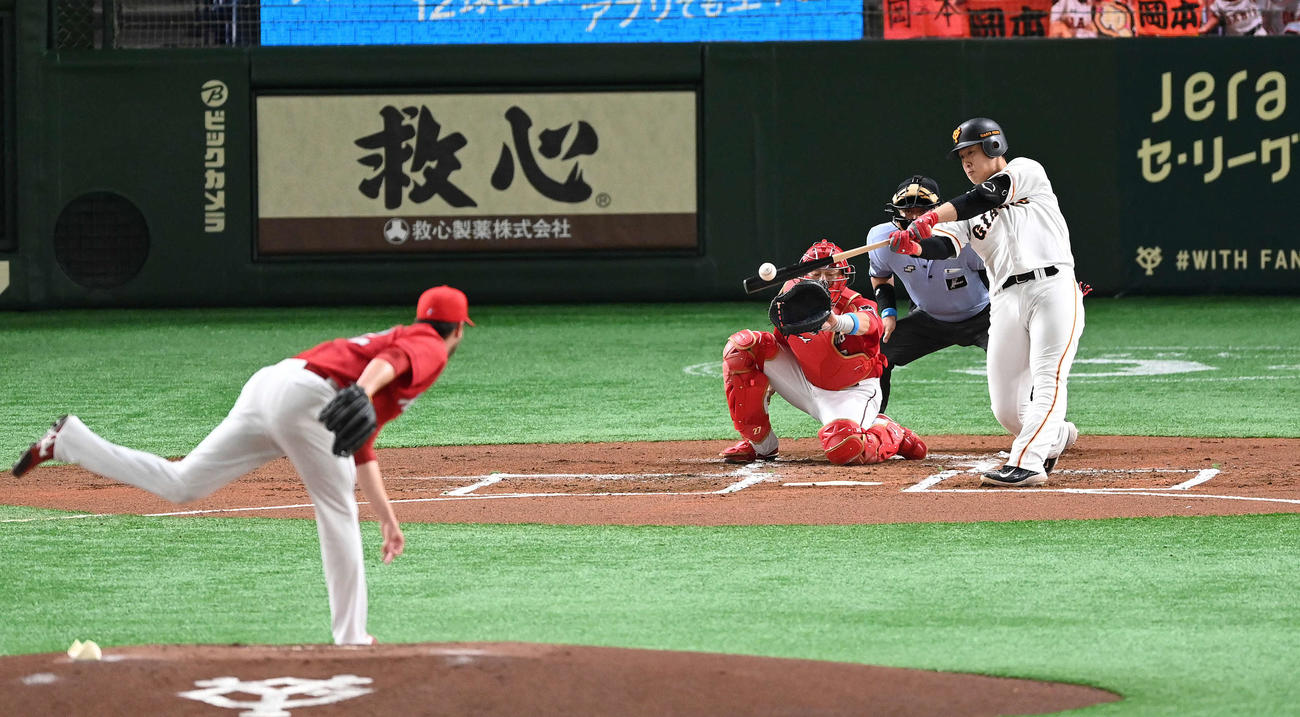 巨人対広島　1回裏巨人2死二塁、先制の中前適時打を放つ岡本。投手K・ジョンソン（撮影・鈴木みどり）