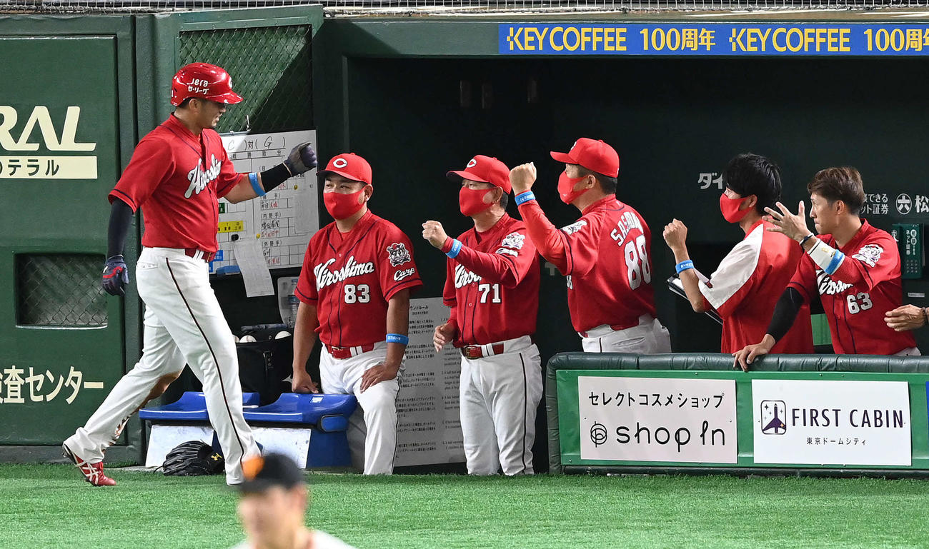 巨人対広島　2回表広島1死三塁、会沢の遊ゴロの間に生還した鈴木（左）は佐々岡監督（右から3人目）らとエアタッチ（撮影・鈴木みどり）