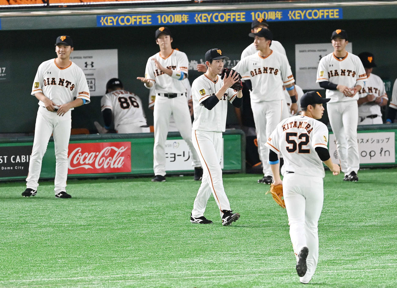 巨人対広島　4回表広島2死、鈴木を遊ゴロに仕留め、グラブをたたく戸郷（中央）（撮影・鈴木みどり）