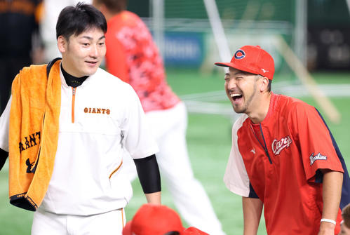 巨人対広島　試合前練習中、巨人丸（左）と談笑する広島菊池涼（撮影・垰建太）