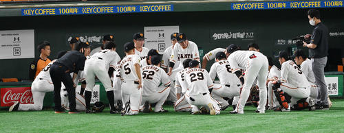 巨人対広島　試合前、円陣を組む巨人ナイン（撮影・鈴木みどり）
