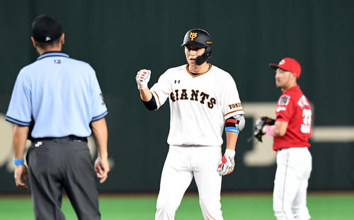 巨人対広島　5回裏巨人2死一塁、中越えに適時二塁打を放ちガッツポーズ決める北村（撮影・たえ見朱実）