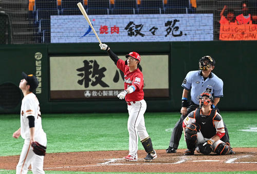 巨人対広島　7回表広島無死、右越えソロ本塁打を放つ西川。投手戸郷（撮影・鈴木みどり）