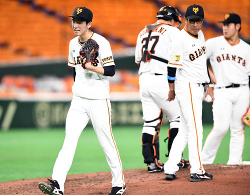 巨人対広島　5回裏巨人2死一塁、中越えに適時二塁打をを放つ北村（撮影・たえ見朱実）