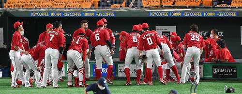 巨人対広島　試合前、円陣を組む広島ナイン（撮影・鈴木みどり）