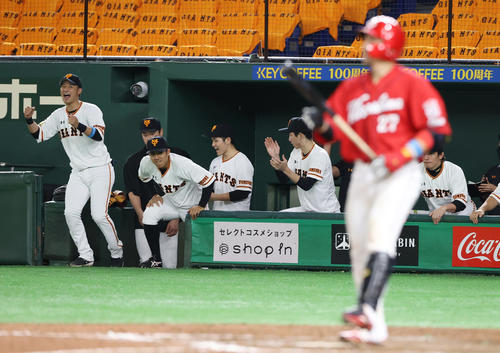 巨人対広島　9回表広島2死、会沢翼が三振に倒れ勝利し喜ぶ戸郷（左から5人目）らナイン（撮影・垰建太）