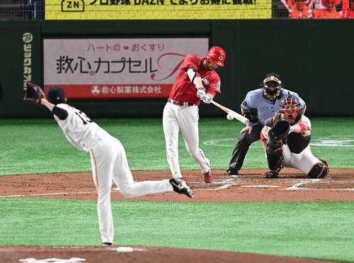 巨人対広島　3回表広島1死、右前打を放つK・ジョンソン。投手戸郷（撮影・鈴木みどり）