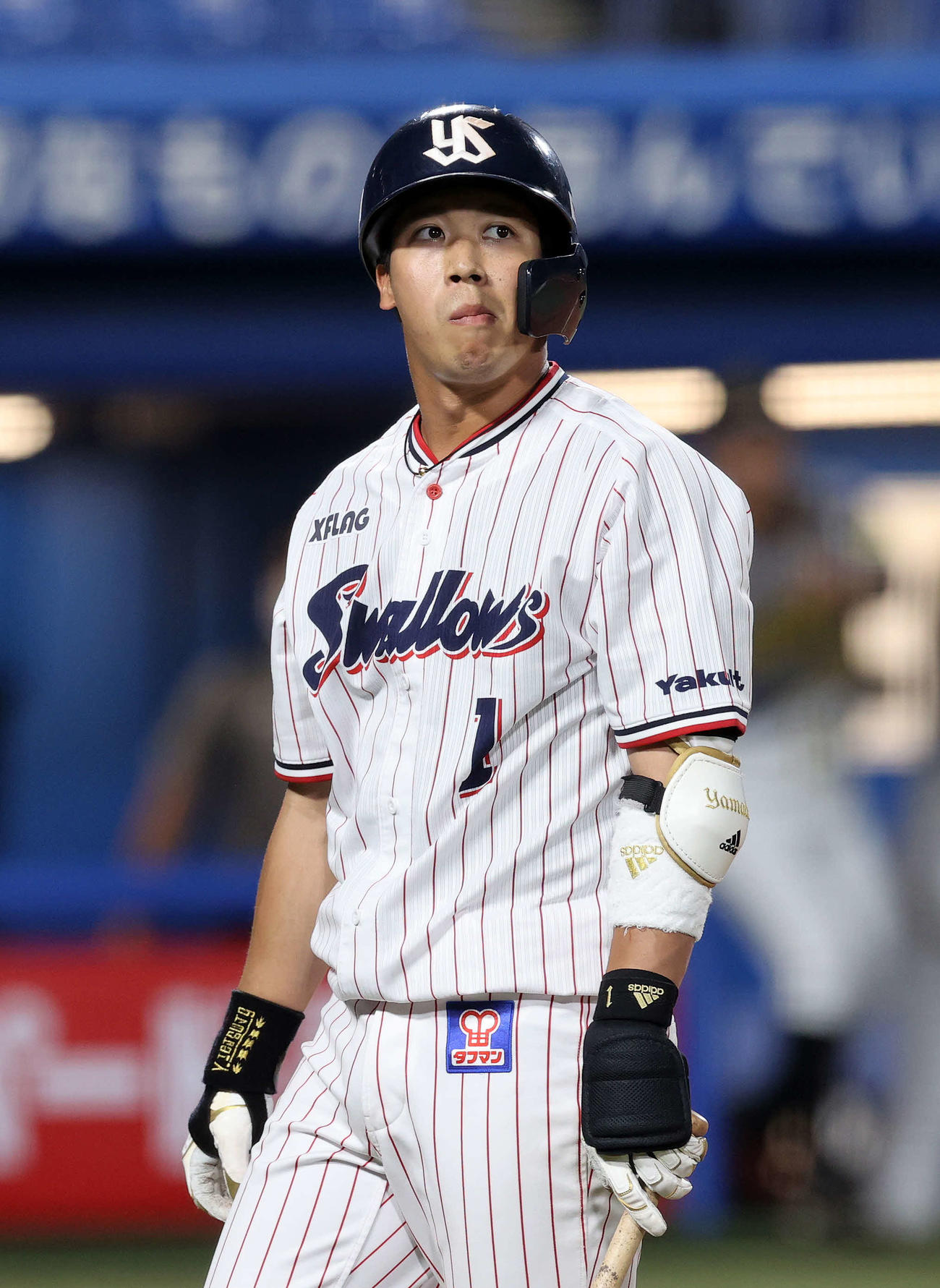 ヤクルト対阪神　6回裏ヤクルト2死、山田哲は空三振に倒れ悔しそうな表情を見せる（撮影・鈴木正人）