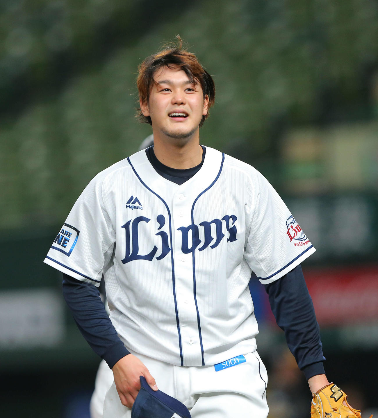 西武対ソフトバンク　5回表を抑え笑顔でベンチへ戻る高橋光（撮影・河田真司）　　