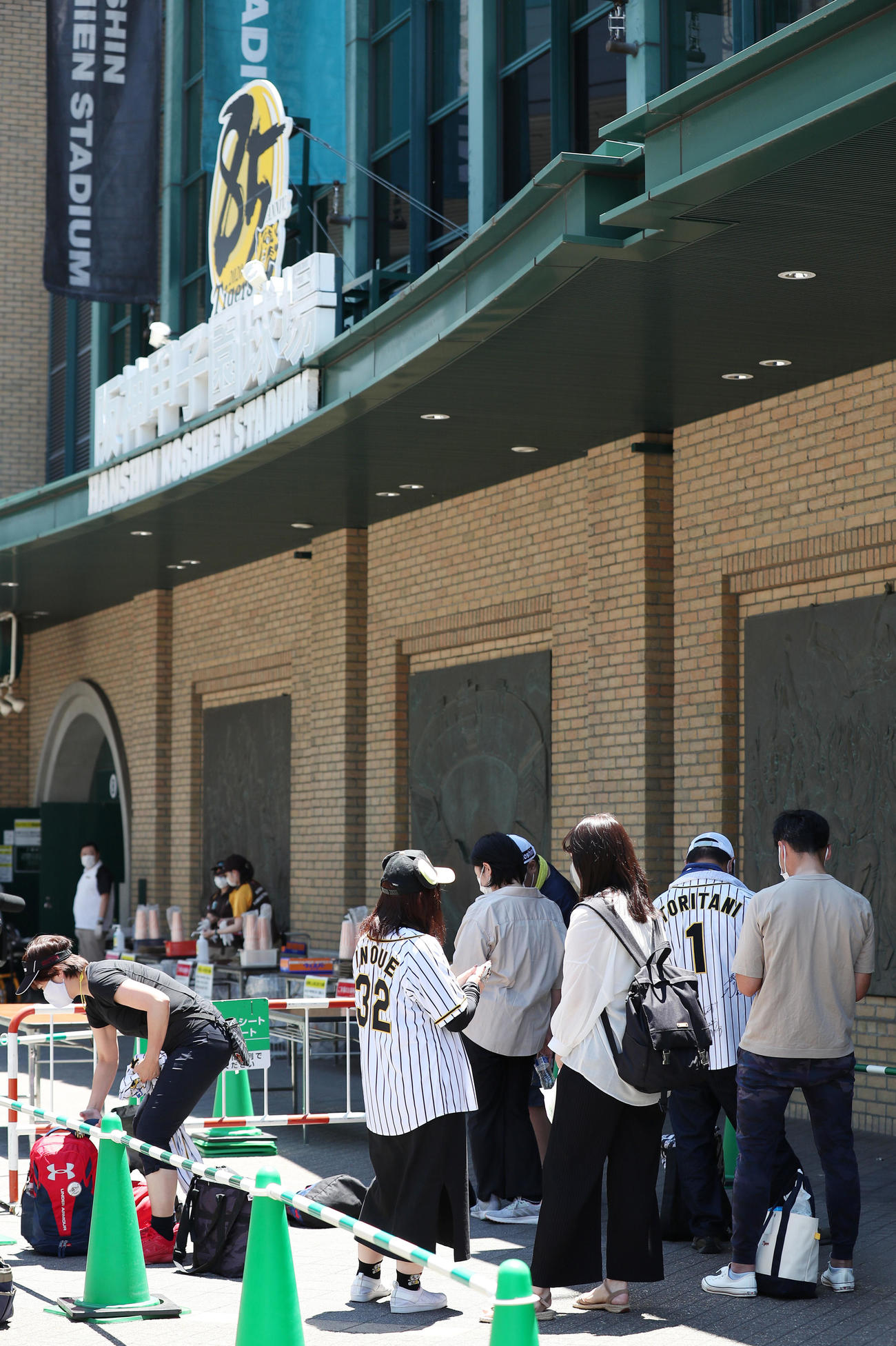 ウエスタン・リーグ　阪神対オリックス　開場を待つ観客ら（撮影・前田充）