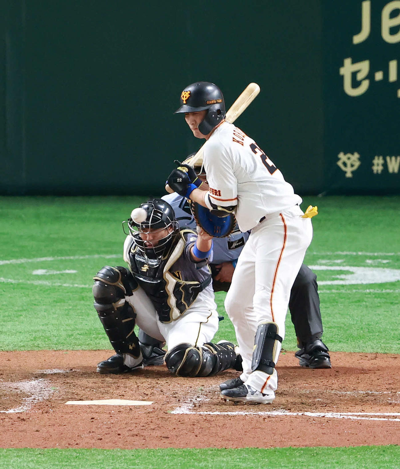2打席連続となる死球を受ける小林（2020年6月21日撮影）