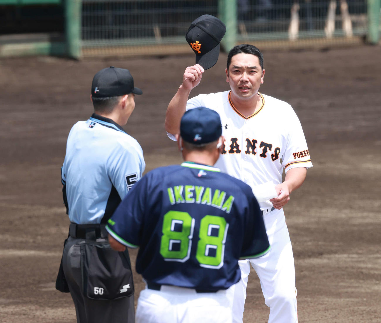 イースタン・リーグ　巨人対ヤクルト　試合前、ヤクルト池山2軍監督（手前）とメンバーの最終確認を行う巨人阿部2軍監督（撮影・江口和貴）