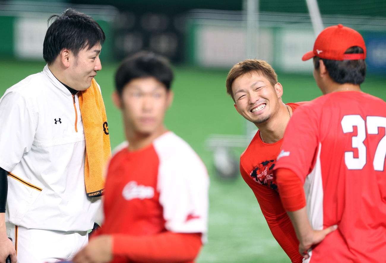 巨人対広島　試合前練習中、巨人丸（左）と談笑する広島鈴木（撮影・垰建太）