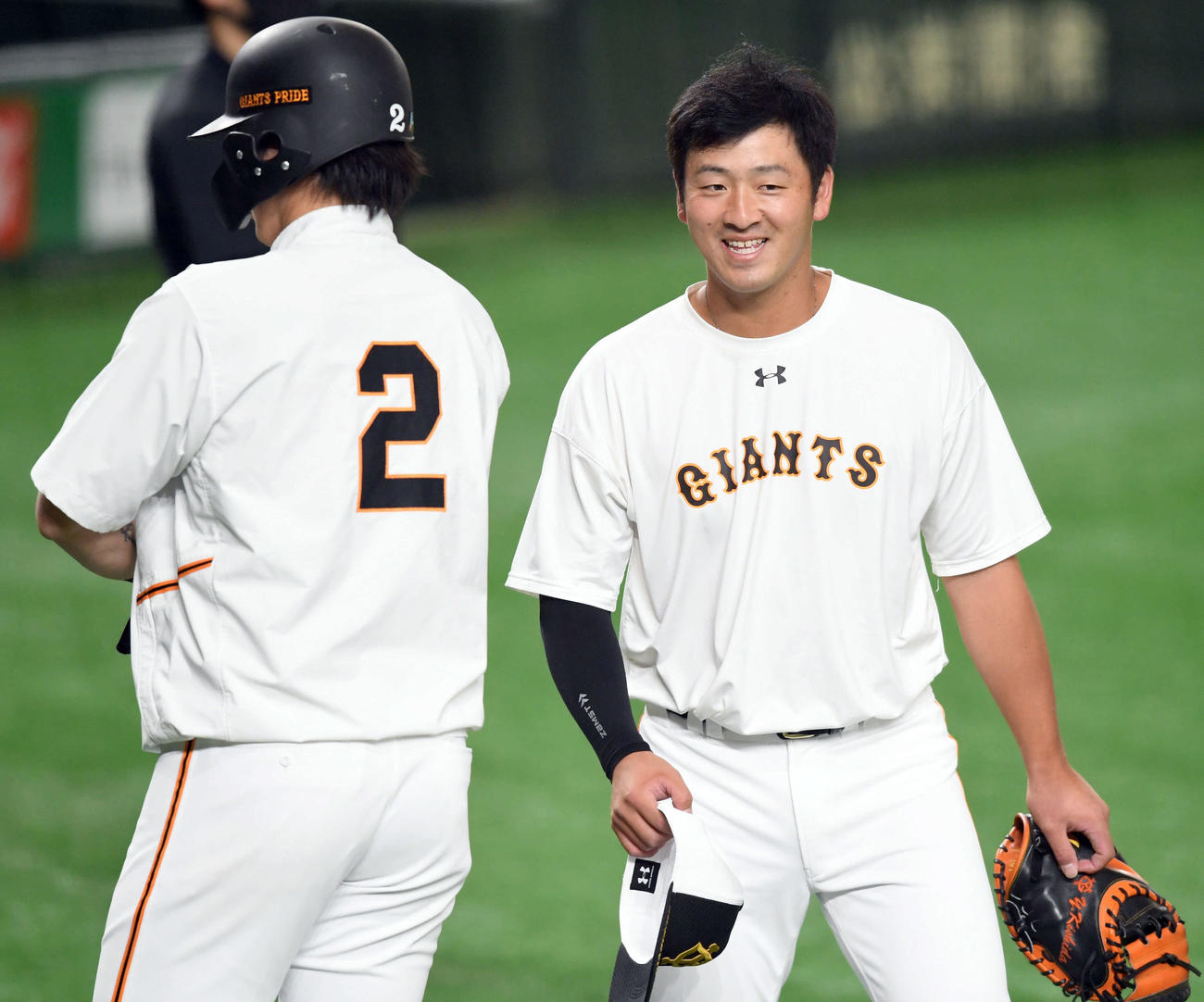 巨人対広島　小林誠司に替わり合流した巨人岸田（撮影・たえ見朱実）