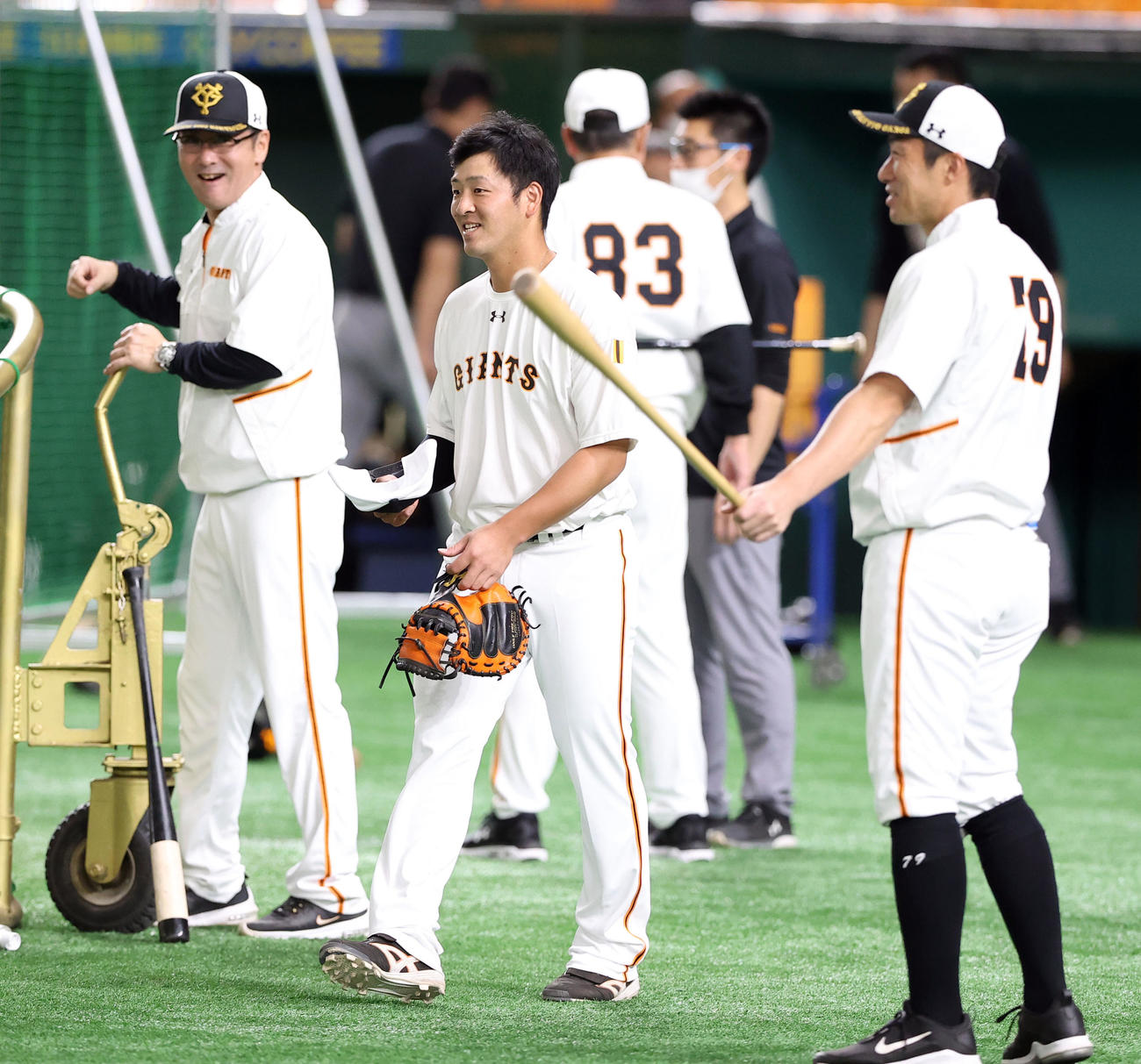 巨人対広島　試合前練習中、笑顔を見せる巨人岸田（撮影・垰建太）