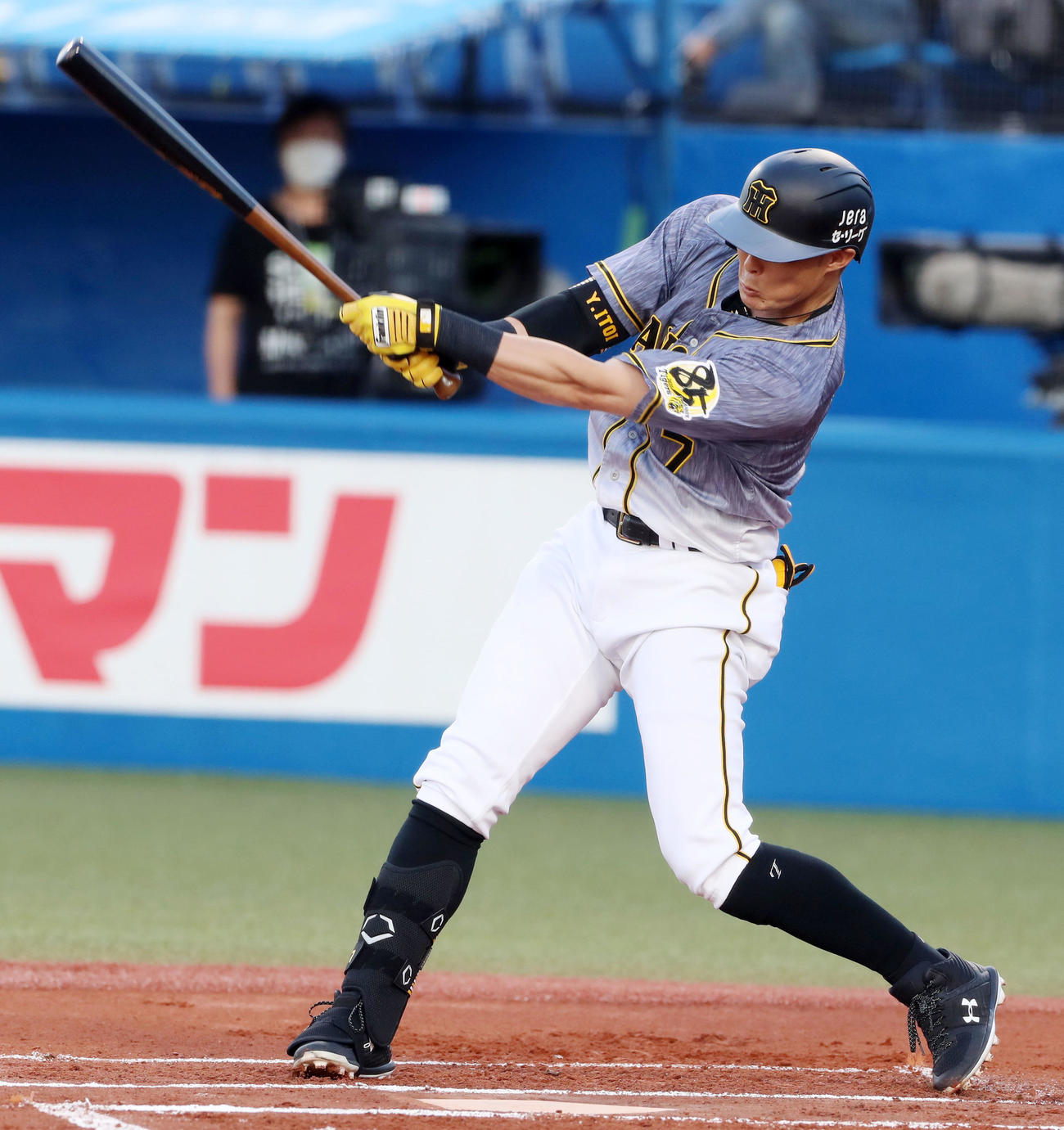 ヤクルト対阪神　1回表阪神1死二塁、糸井嘉男は右線に適時二塁打を放つ（撮影・加藤哉）