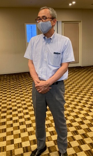 東都大学野球連盟の監督会終了後、取材に応じる東洋大・杉本監督