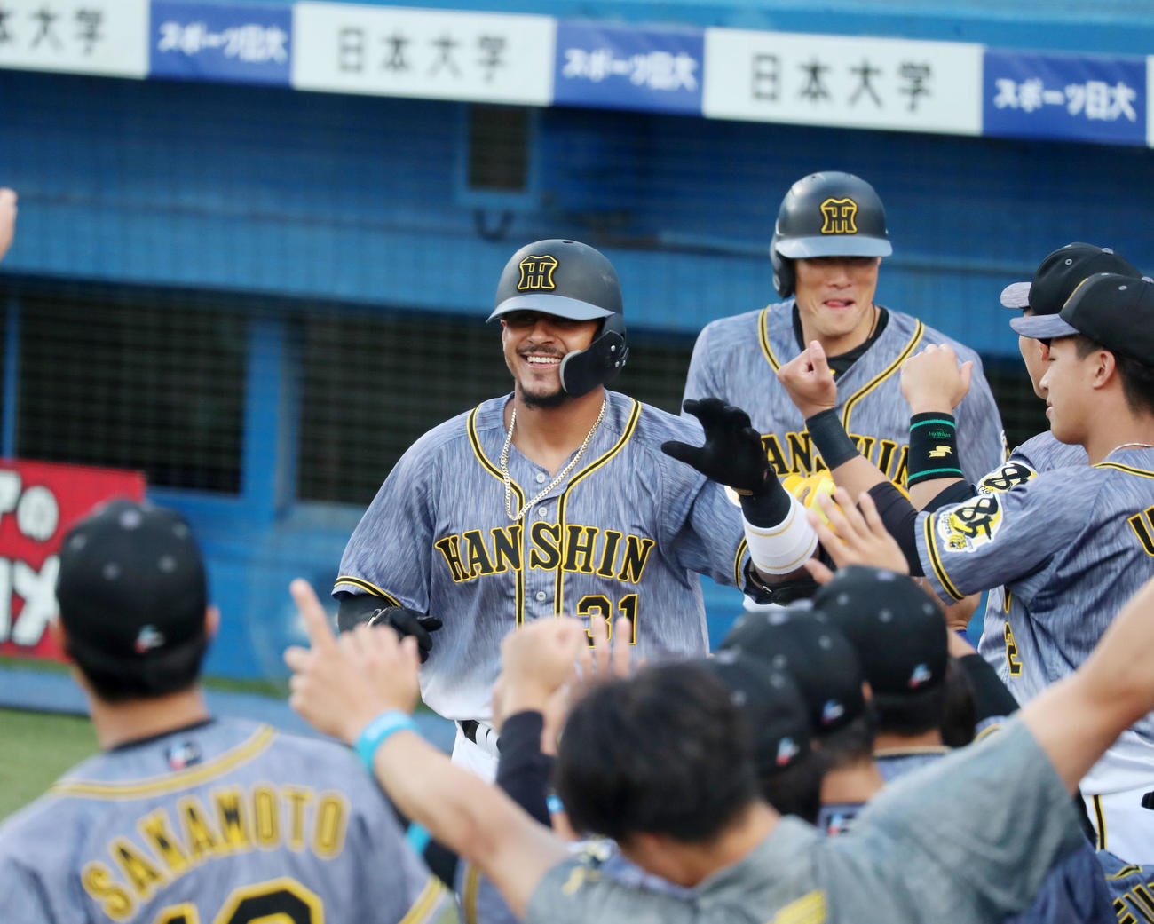 ヤクルト対阪神　1回表阪神1死二塁、マルテは中越え2点本塁打を放ち笑顔を見せてベンチのナインとエアタッチ（撮影・加藤哉）