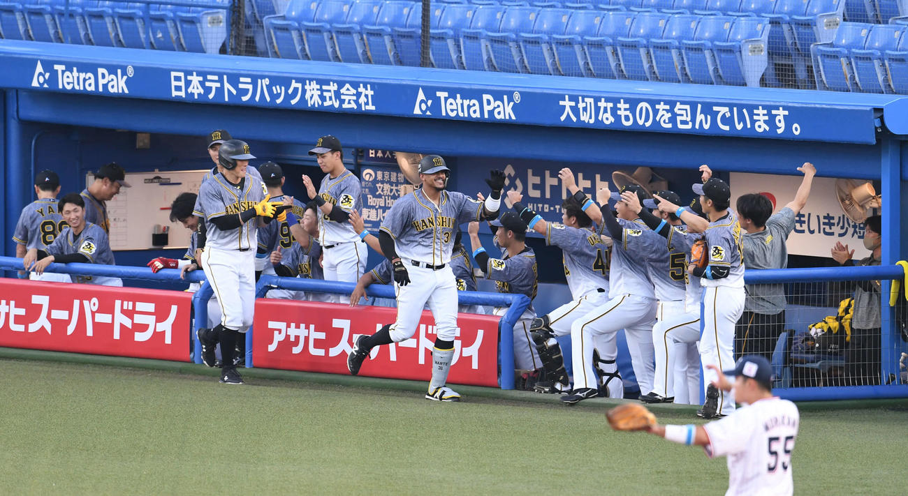 ヤクルト対阪神　1回表阪神1死三塁、2点本塁打を放ち笑顔でエアタッチを見せるマルテ（中央）（撮影・山崎安昭）
