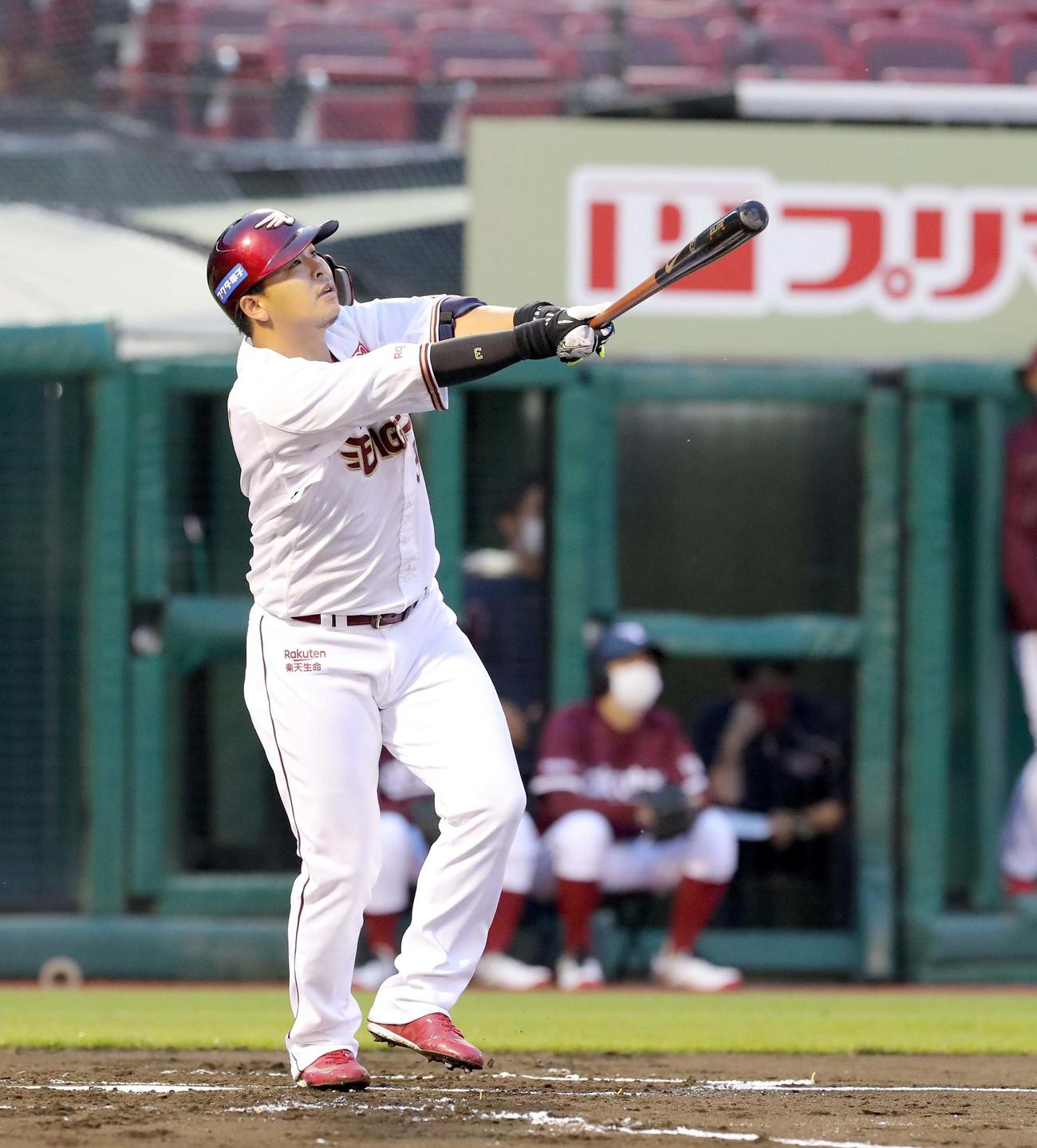 2回裏楽天無死、浅村は先制となる右越え本塁打を放つ（撮影・佐藤翔太）