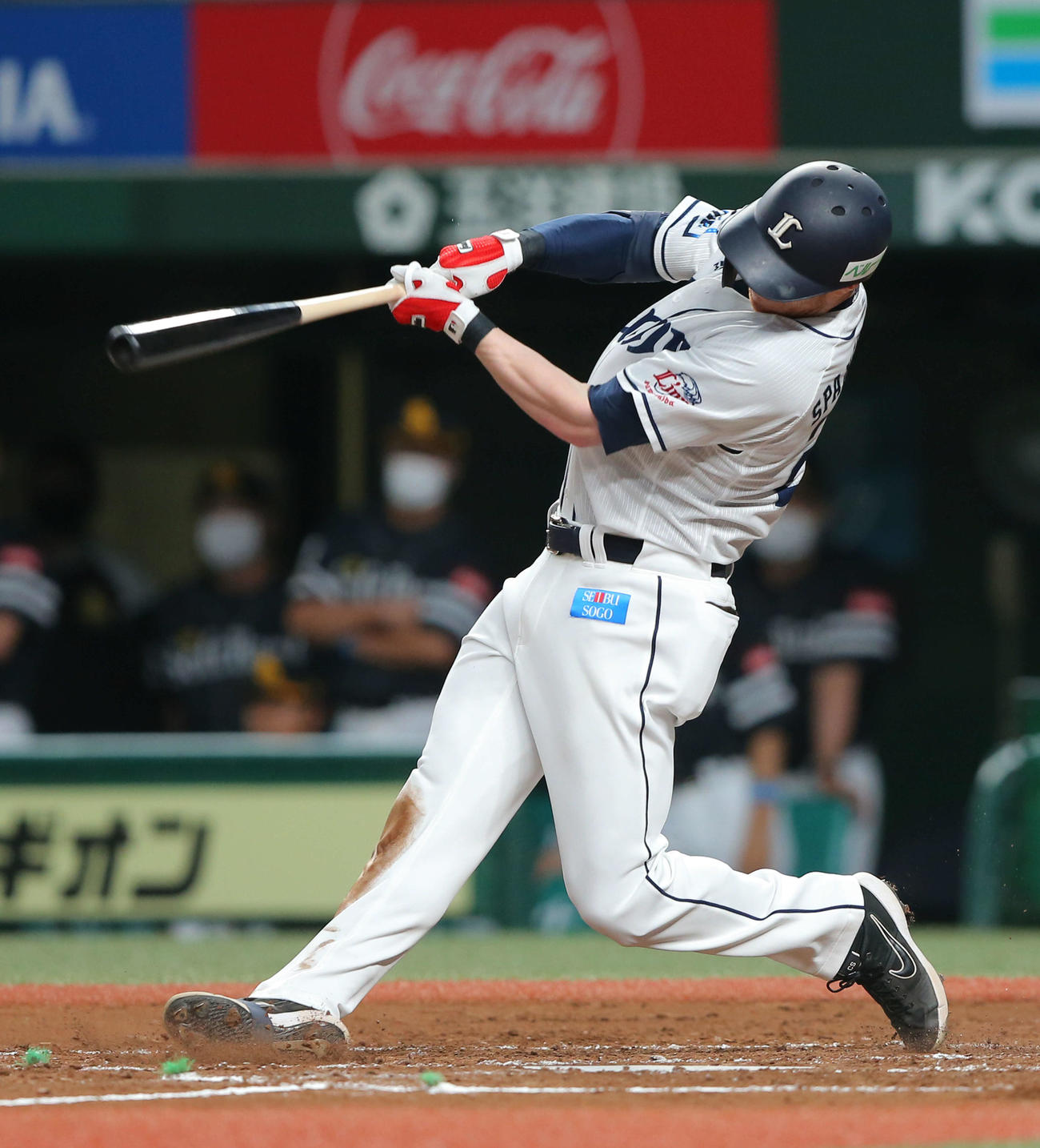 西武対ソフトバンク　2回裏西武2死満塁、中越え満塁本塁打を放つスパンジェンバーグ（撮影・河田真司）